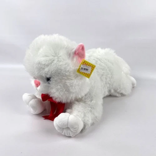 Кошка с красной лентой